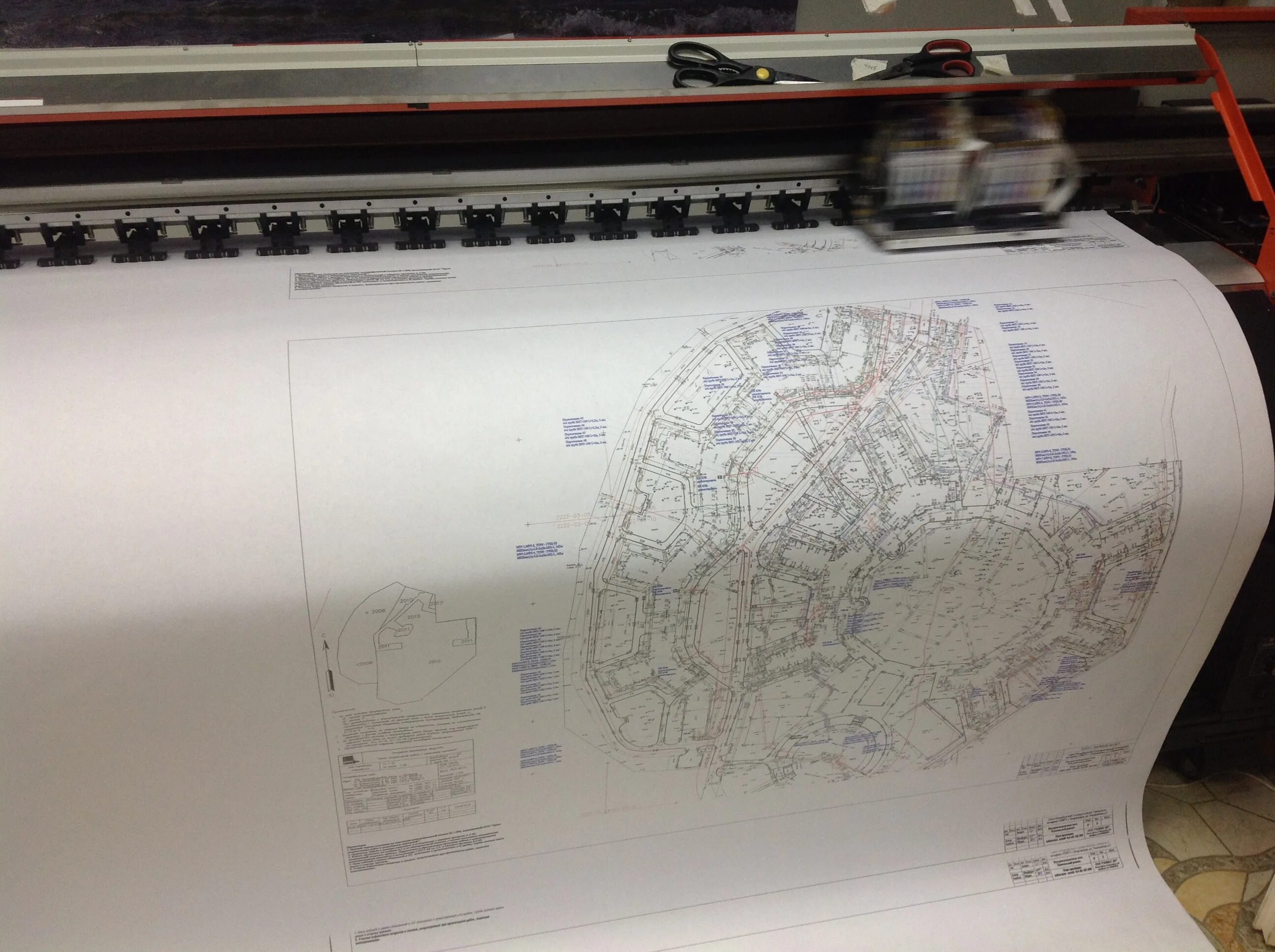 Копирование чертежей а2 мск. Печать чертежей. Широкоформатная печать чертежей. Печать чертежей на плоттере. Цветная печать чертежей.