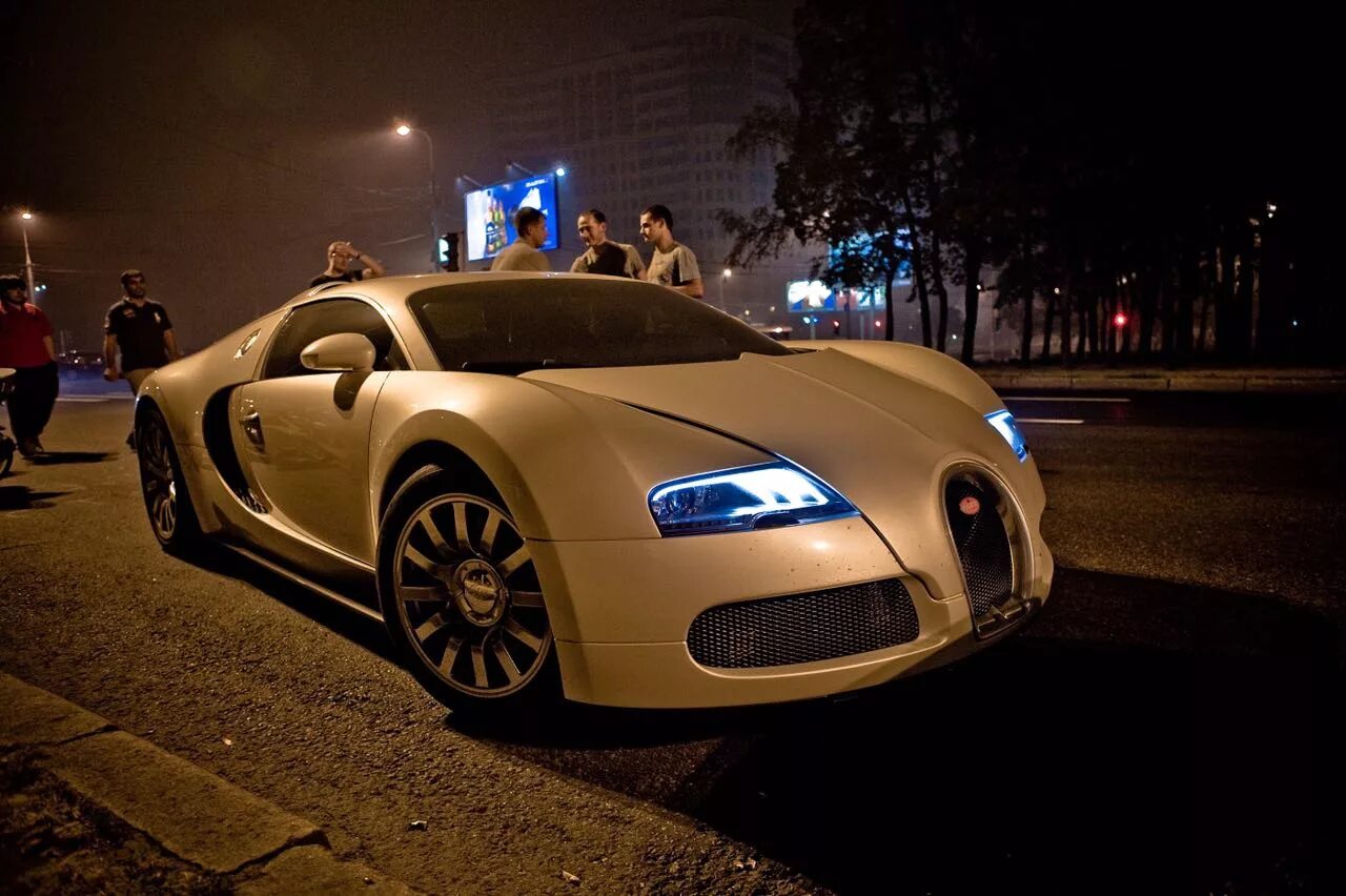 Bugatti в россии. Бугатти Вейрон. Бугатти Вейрон в Москве. Бугатти Вейрон в Росси. Бугатти Вейрон 2008.