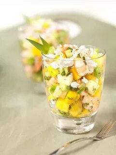 Салат коктейль с курицей и фруктами