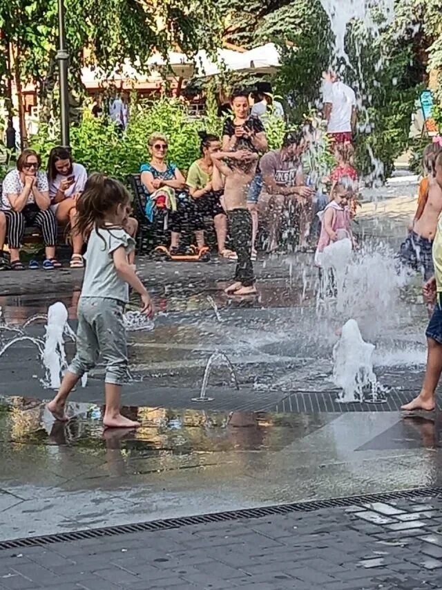 Жара песня видео. Жара. Идет жара. Жара в Краснодаре. Жара 2022.