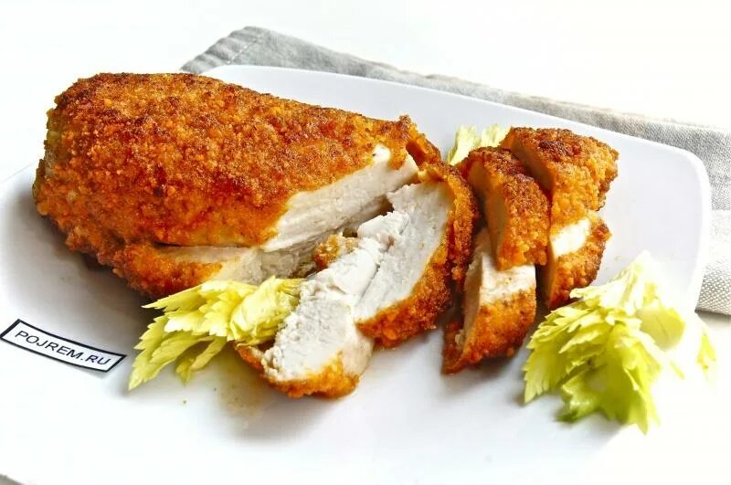 Куриные отбивные в панировочных сухарях. Куриная грудка в панировке. куриное филе в панировке. куриное филе в панировочных сухарях. куриное филе в сухарях.