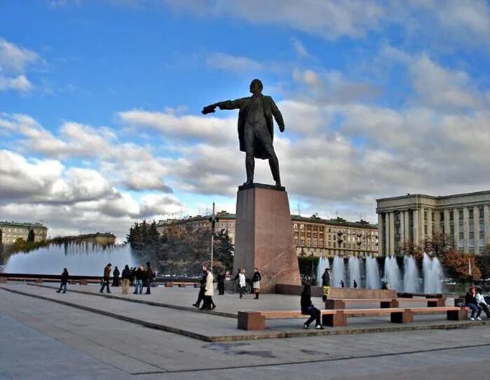 Памятник ленина на московском проспекте спб. Метро московская памятник. Памятник ленину на московской площади в спб. И. Ленину на московской площади.