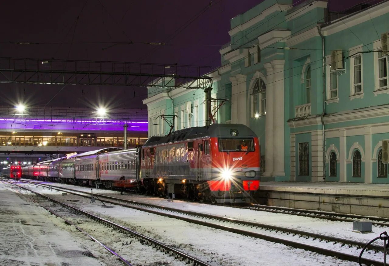 Поезд эп2к. Эп2к Челябинск. Станция Челябинск. Эп2к ночью.