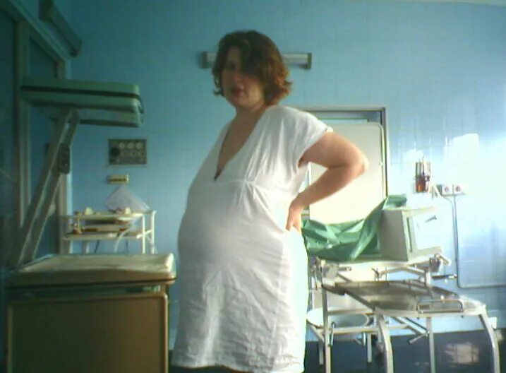 Беременные женщины в фильмах. Женщина на родильном столе.