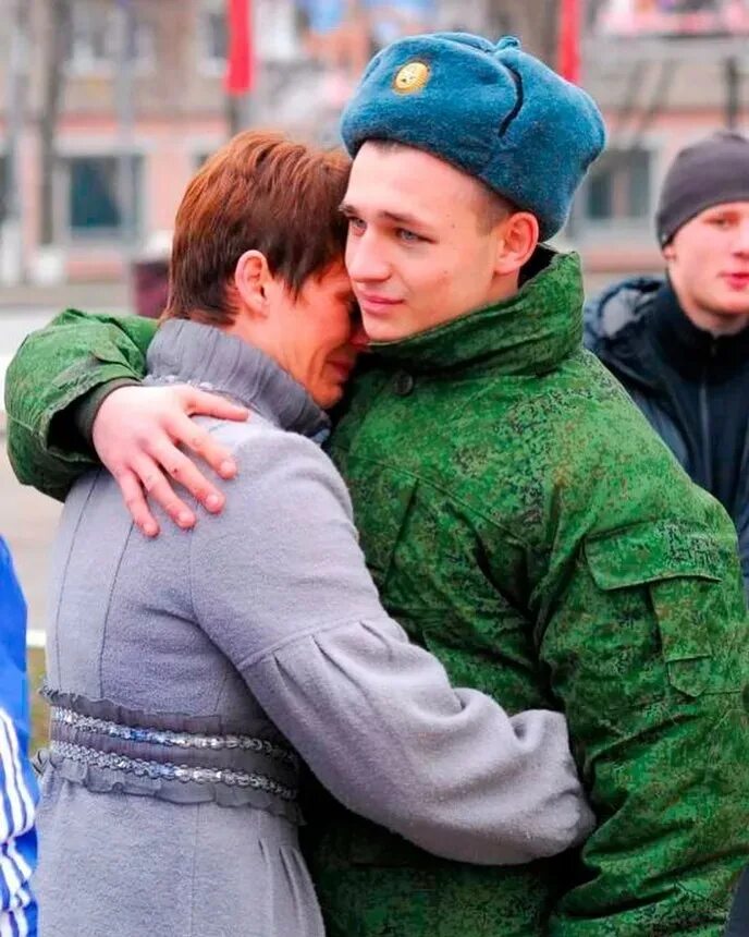 Сын прощается с отцом офицером