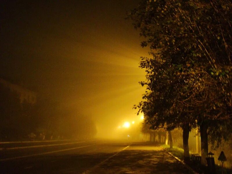 Город туман вечер. Туман ночь город. Ночной город в тумане. Город вечером туман. Фонарь в тумане.