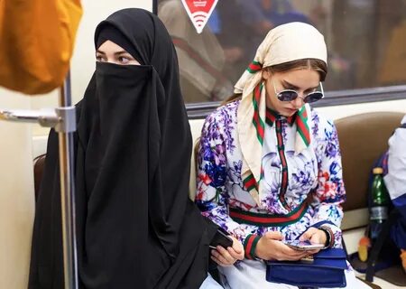 Женщины в хиджабе в москве