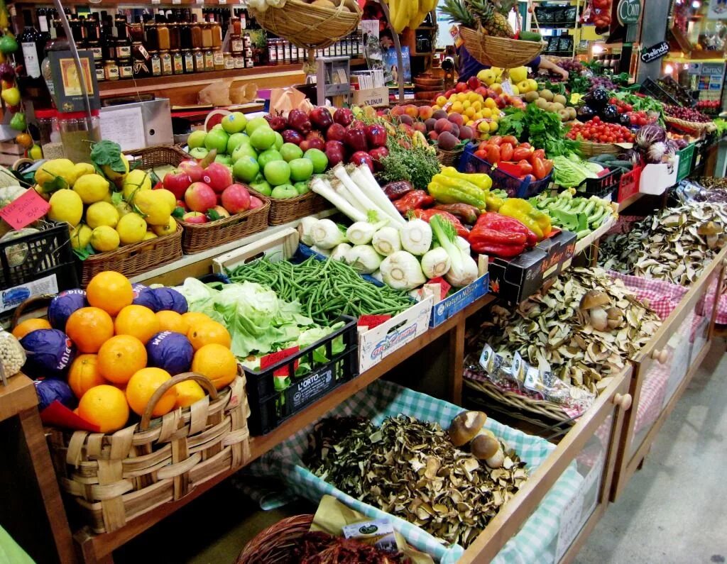 Near market. Ареццо Италия рынок фрукты. Овощи и фрукты на рынке. Продуктовый рынок в Италии. Итальянский продуктовый рынок.
