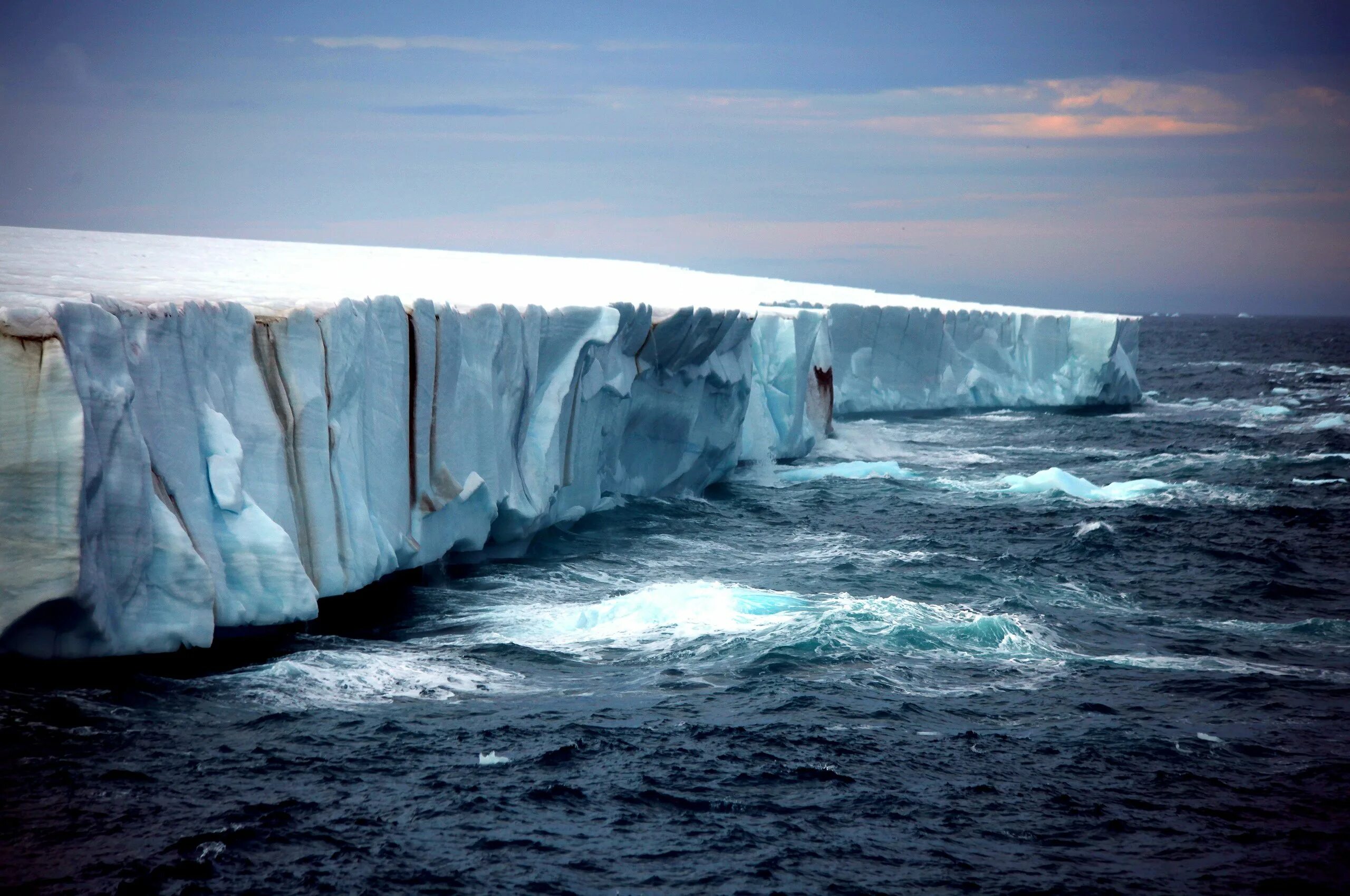 Лед 3 океан. Айсберги шельфовых ледников. Айсберги Антарктиды. Ледник в море. Антарктида Атлантический океан.