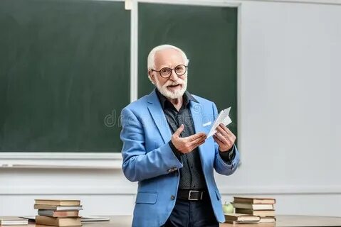 Загадочно улыбаясь профессор крутил в руках простенькую