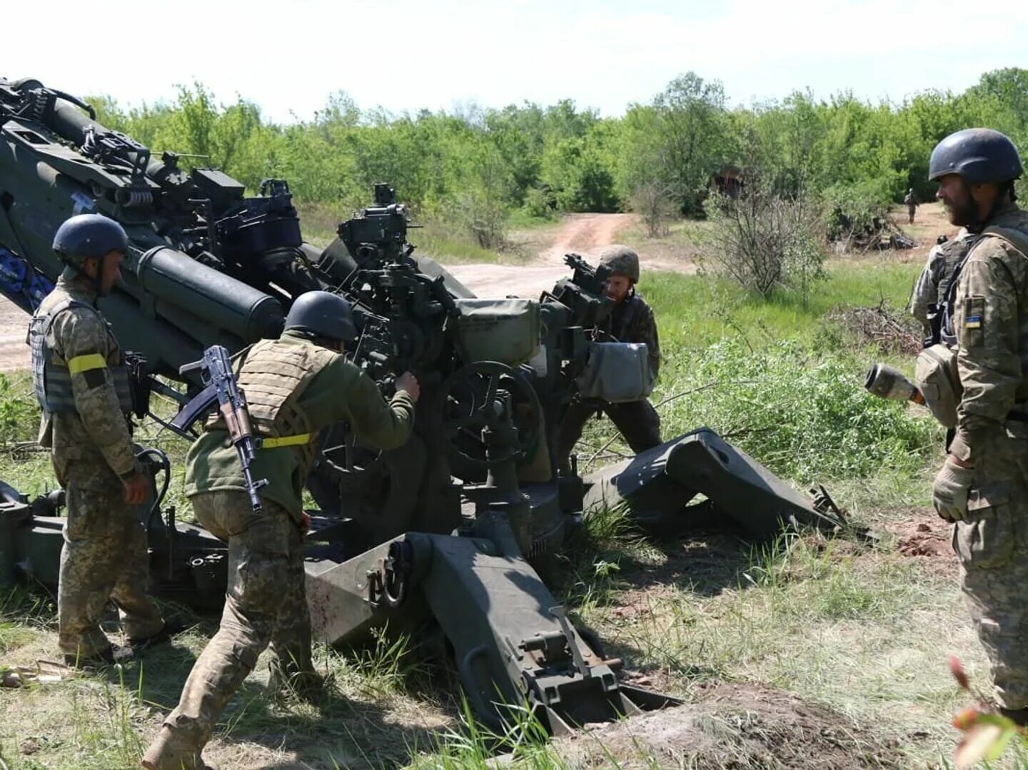 Операция денацификации украины. Украинские войска. артиллерия украины. военные стрельбы. военный стреляет.