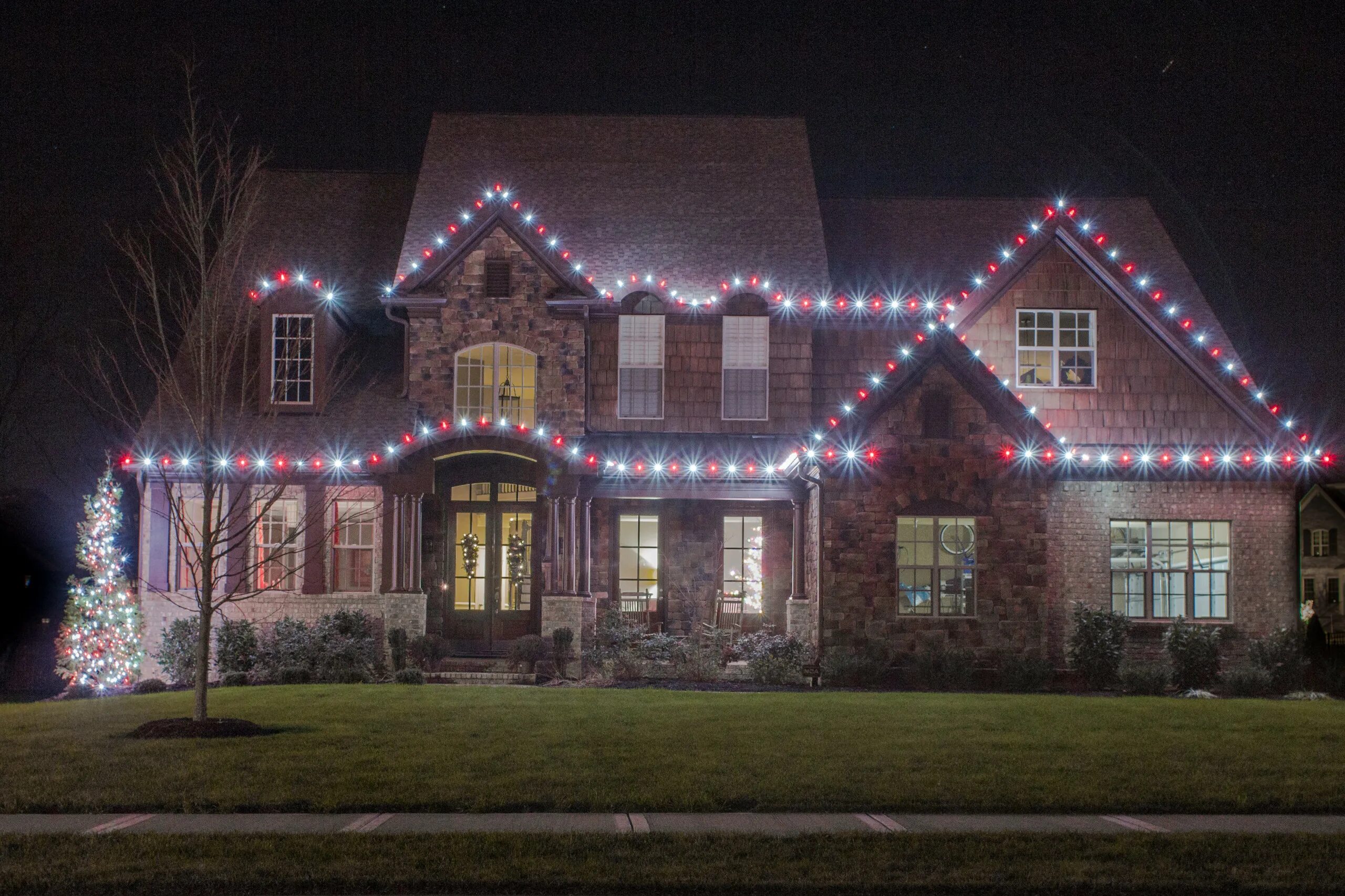 Гирлянда на потолок. Новогодний домик. Подсветка участка зимой. Подсветка фасада коттеджа. Декоративная подсветка в доме.