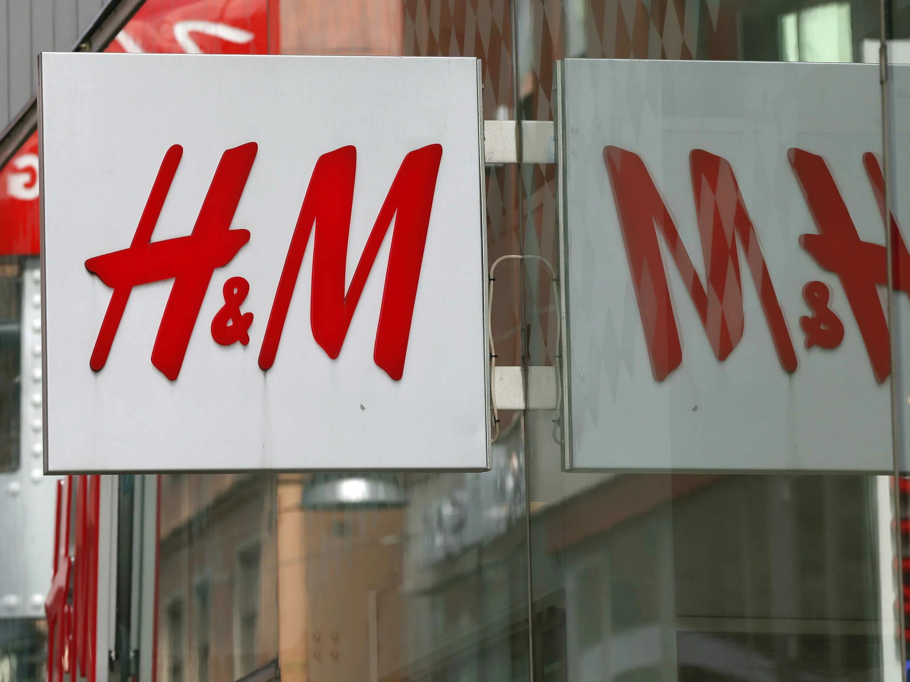 Вывески м. H M вывеска. H M магазин. H & M новая вывеска. Вывески брендов.
