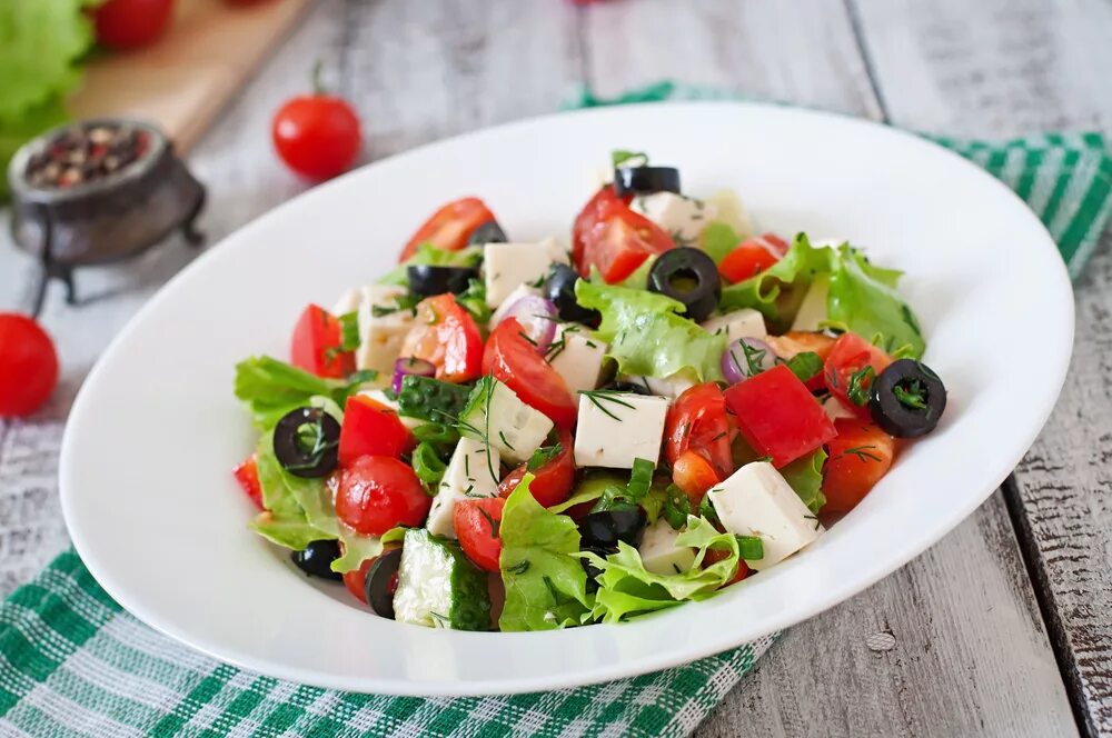 Фетакса помидоры черри. Greek Salad(греческий салат). Греческий с фетой. Yunan salati/Greek Salad / греческий салат. Салат греческий классический с фетаксой.