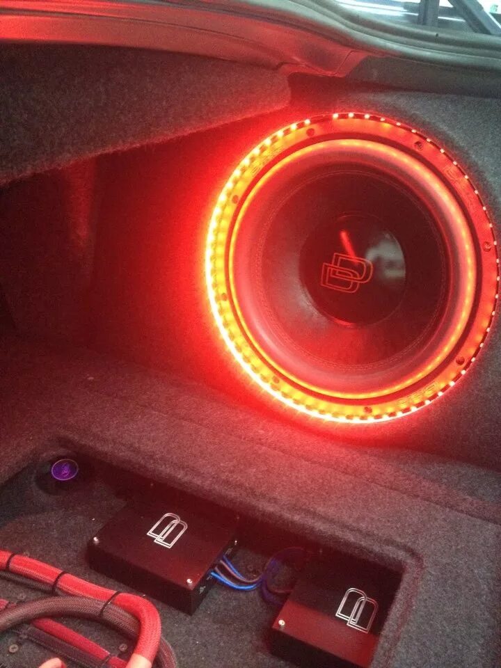 Лада 2114 сабвуфер в багажнике. Стелс короб е46. Сабвуфер стелс с подсветкой. Саб в мороз. Лоу басс короб.