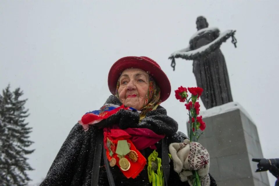 Медаль блокадникам ленинграда. Медаль непокоренные. Блокадная пенсия. Блокадная пенсия. Блокадная пенсия.