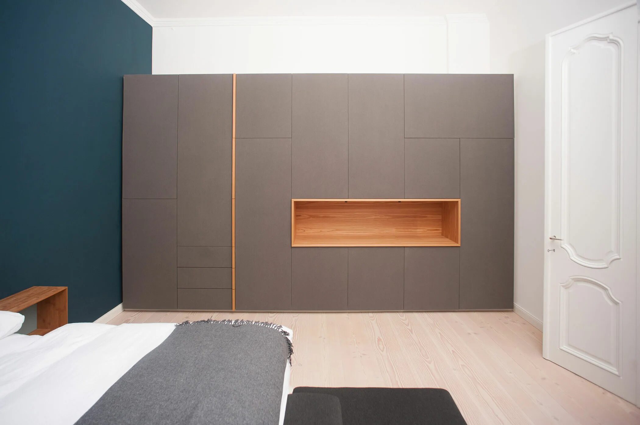 Шкафчики встроенные в стену. Невидимые встроенные шкафы. Незаметный шкаф. Шкаф в квартире студии. Незаметный шкаф.