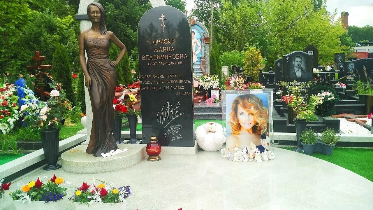 Аллея героев николо-архангельское кладбище. Катя огонёк памятник на могиле. Могилы знаменитостей на николо архангельском кладбище. Николо-архангельское кладбище, балашиха. Могилы знаменитостей на николо архангельском кладбище.