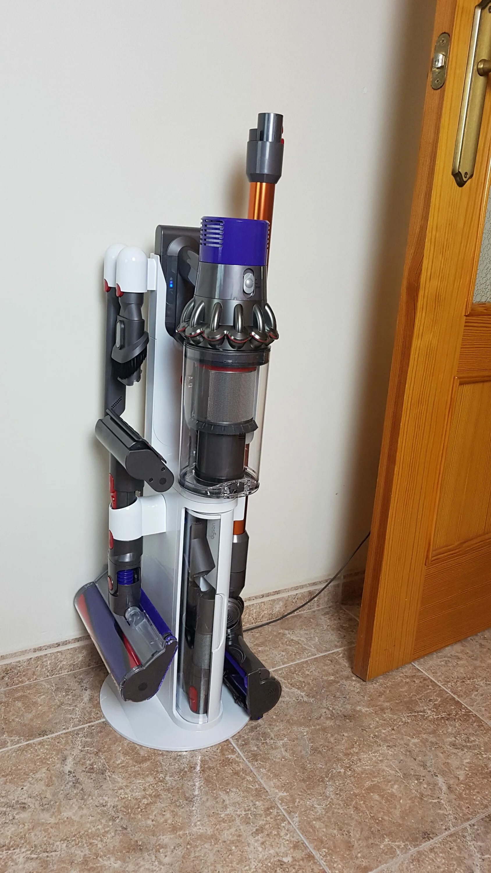 Dyson Cyclone v10. Dyson v10 dok. Dyson v10 габариты. Дайсон циклон 35.