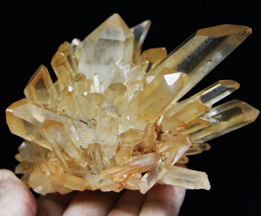 Quartz crystal. Кварц r130. Кварц 512р. Кварц Кристалл беж. Кристалл Изиды кварц.