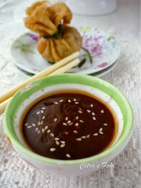 Соевый соус кунжут. Соус soya sesame sauce. острый медовый соус с кунжутом. соус для вареных двмплинг. кунжутный соус китайский.