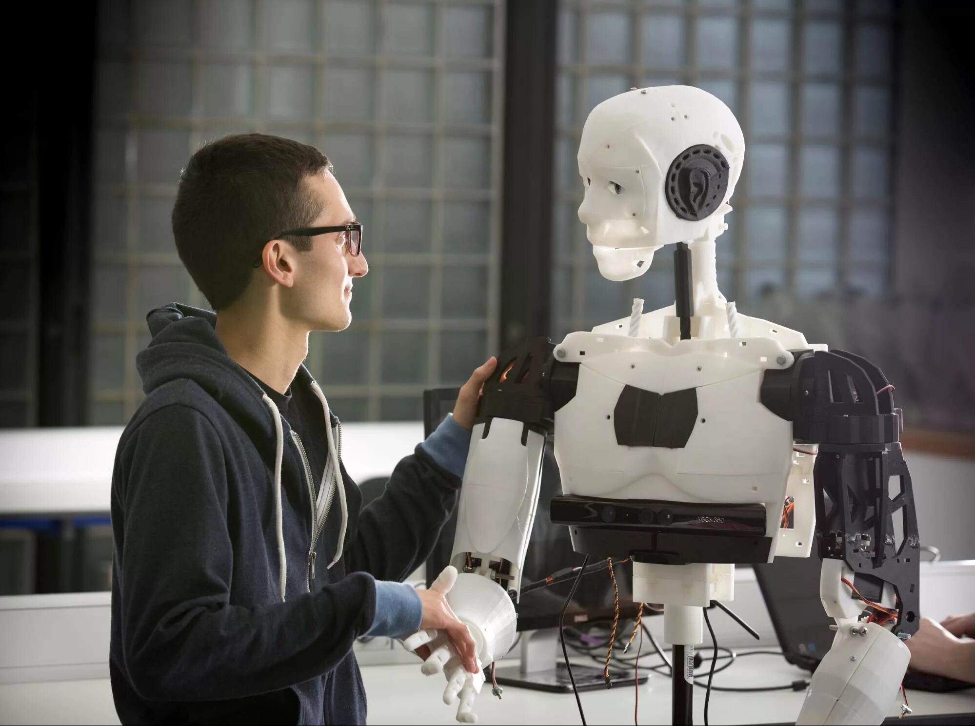 Первые созданные искусственные интеллекты. Современные роботы. Робо. Роботы и робототехника.