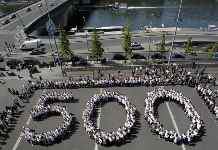 500 фотографии. Человек из цифр. 500 человек. цифры из людей флешмоб. толпа 500 человек.