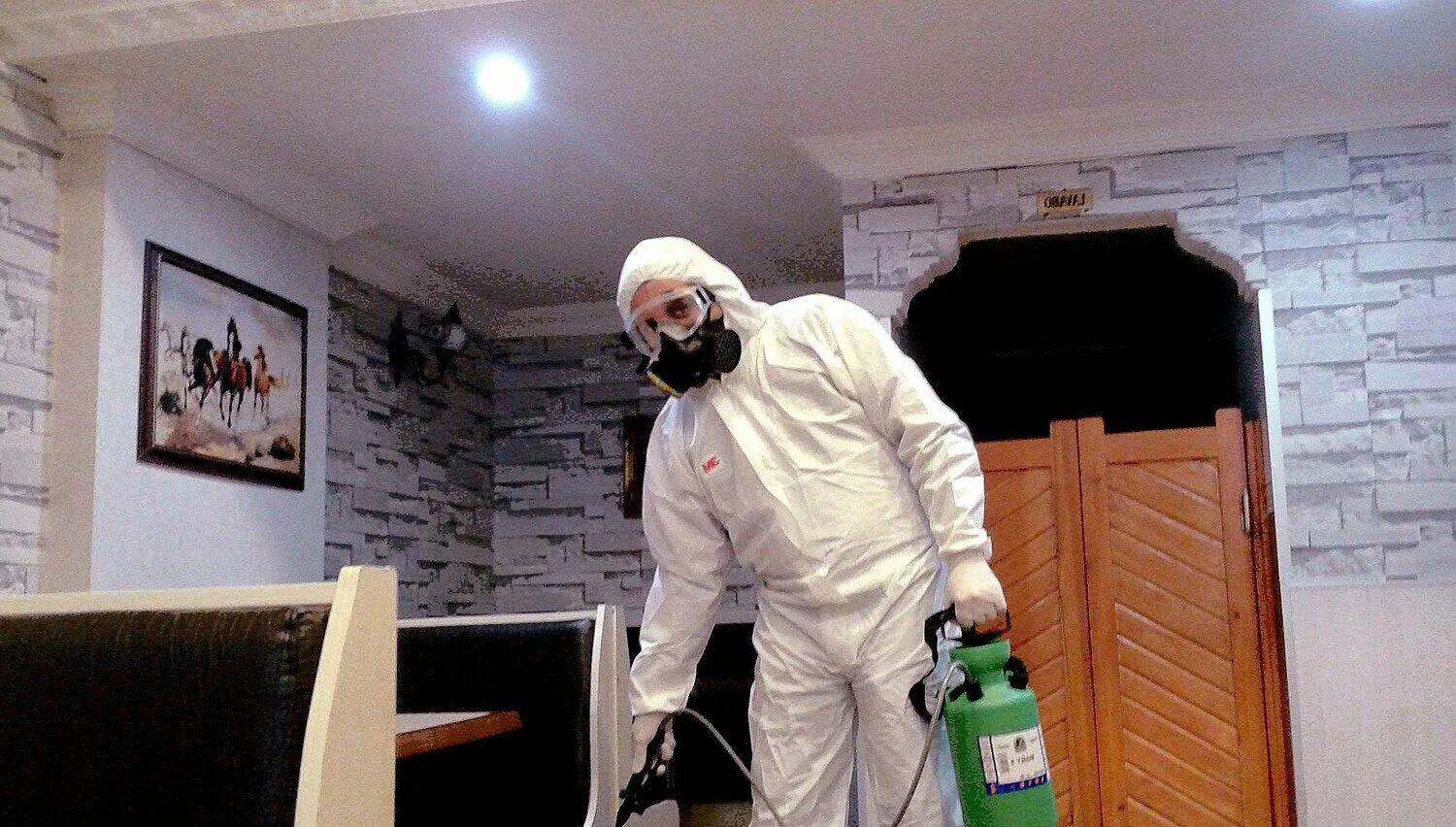 дезинсектор клопов москва. чем травят дезинфекторы. чем травят дезинфекторы. дезинсекция от блох. дезинсектор холодный туман.