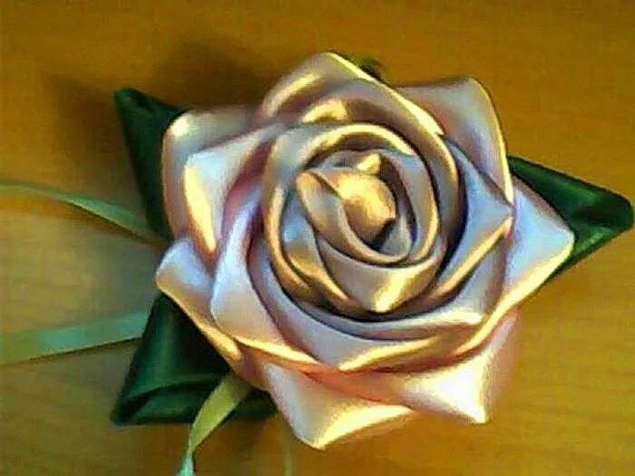 Розы из атласных лент сколько нужно метров. Розы из лент. Розы из атласных лент. Розочка из ленты. Розы с атласной лентой.