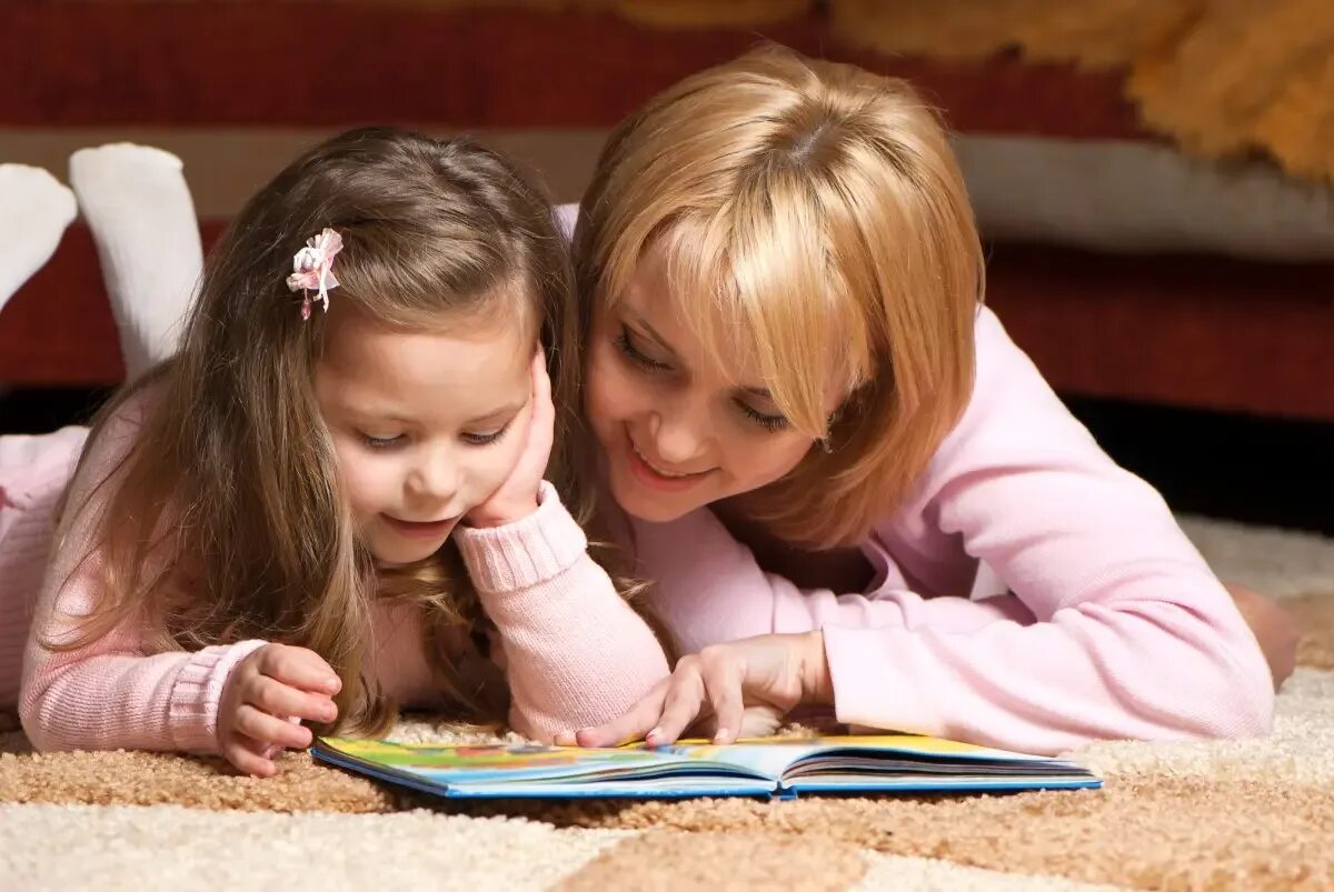 Чтение для детей. Родители учат детей. Дети читают. Чтение книг детям. Ребенок читает стих маме