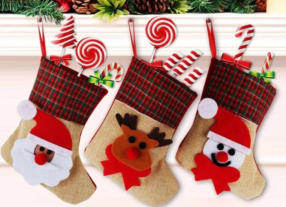 Именные рождественские носки. Рождественский сапожок из картона. Новогодние сапожки для подарков. Как сделать новогодний сапог. Новогодние носки.
