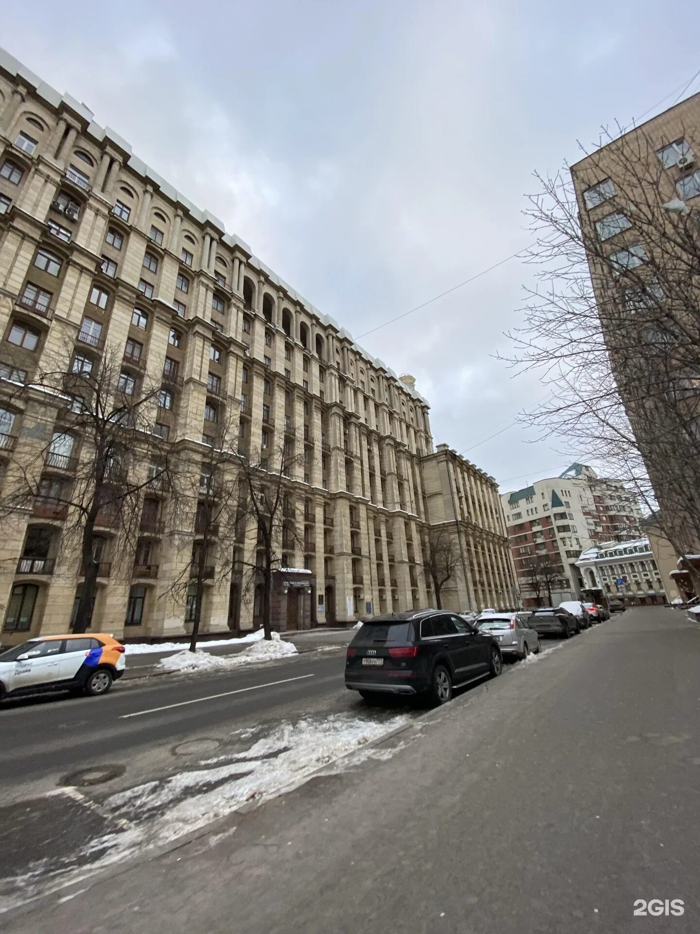 Москва миусский сквер цветет. Миусская 6 рггу. Рхту здание на миусской. Миусская площадь москва метро. Рггу миусская площадь.