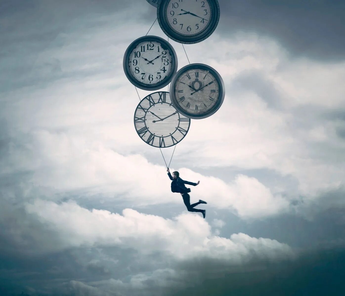 Про быстро летящее время. Человек часы. Время летит. Часы "летящее время". Сюрреализм в фотографии.