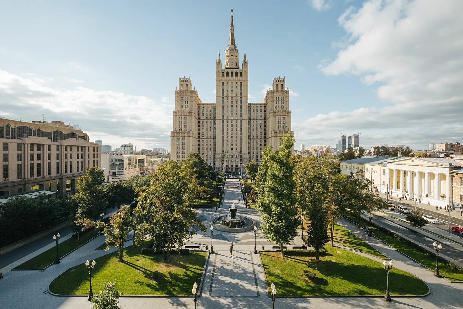 Здание МГУ сталинская высотка. 7 Сестер в Москве сталинские высотки. Новая сталинская высотка в Москве. Сталинская высотка Маяковская. Высотками в москве называют