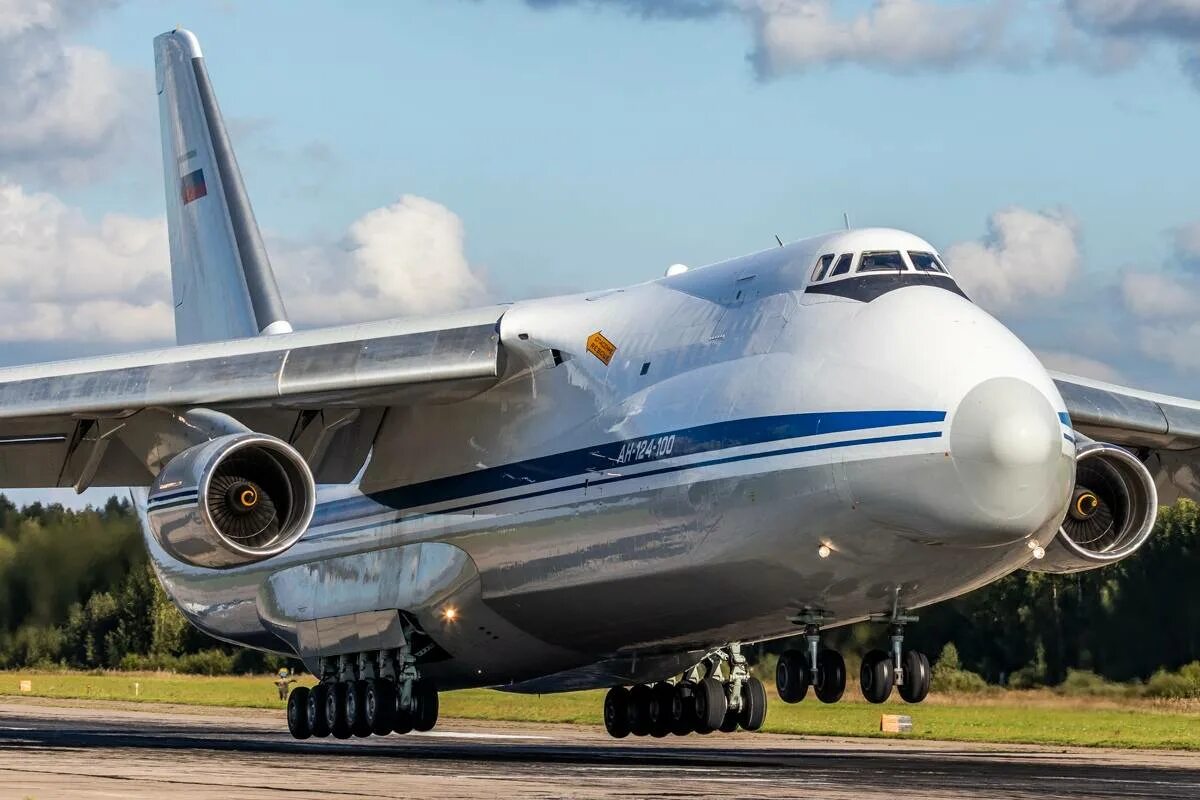 Первые грузовые самолеты. АН 124 100.