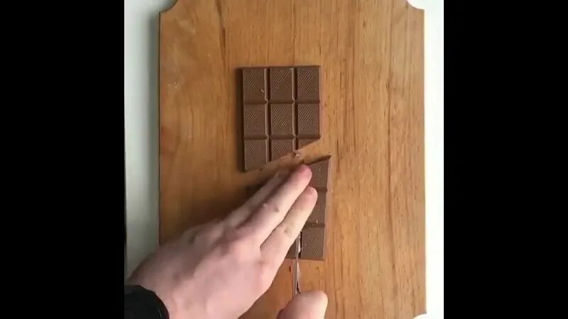 Сняли шоколадку. Разрезанная шоколадка. Как отрезать шоколадку. Разрезать шоколадку чтобы осталась одна долька. Как съесть дольку шоколадки чтобы никто не заметил.
