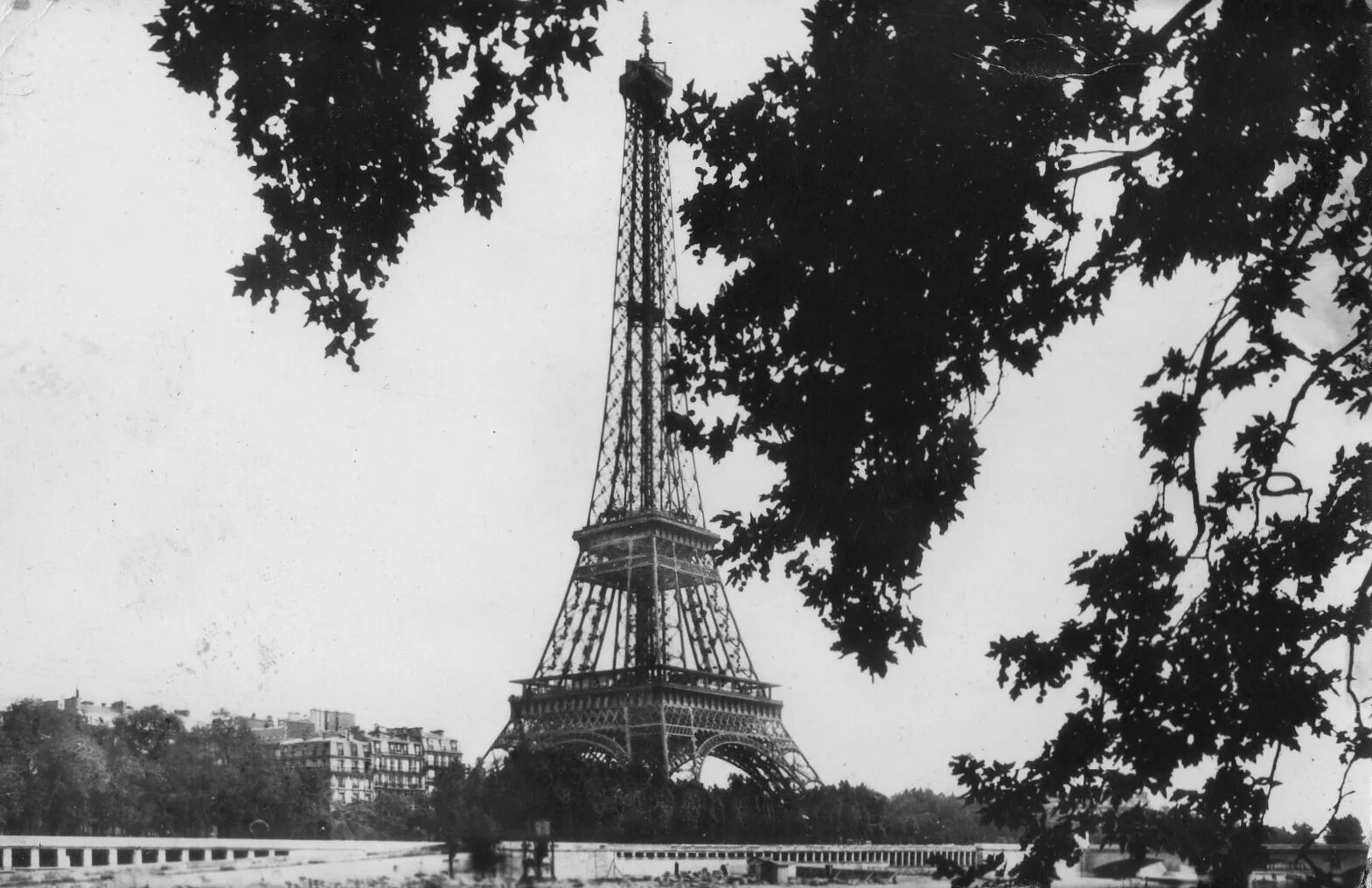 The eiffel tower was completed in 1889