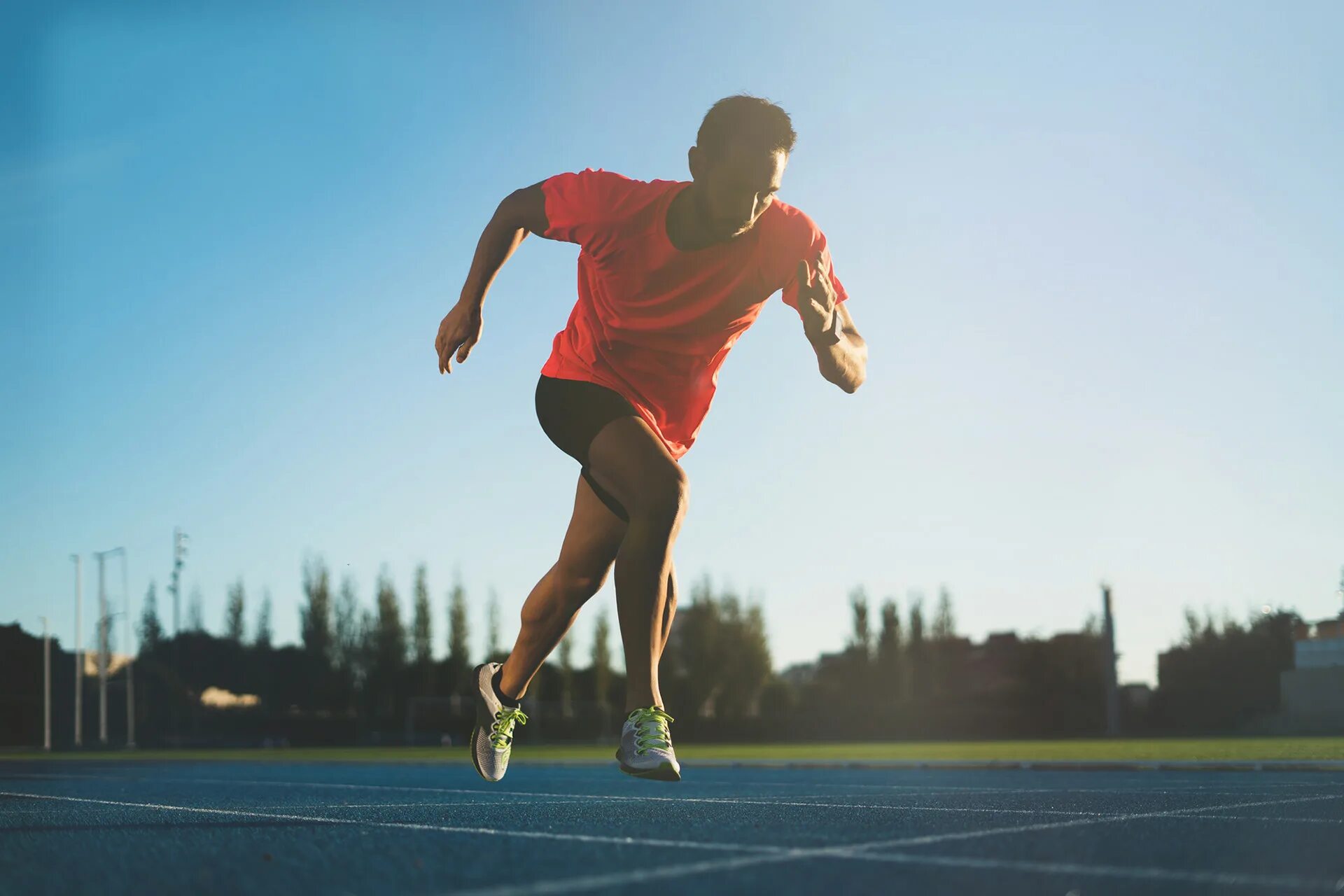 He is Running. Бег для колонтитула. Young man in start Running. To Run start.