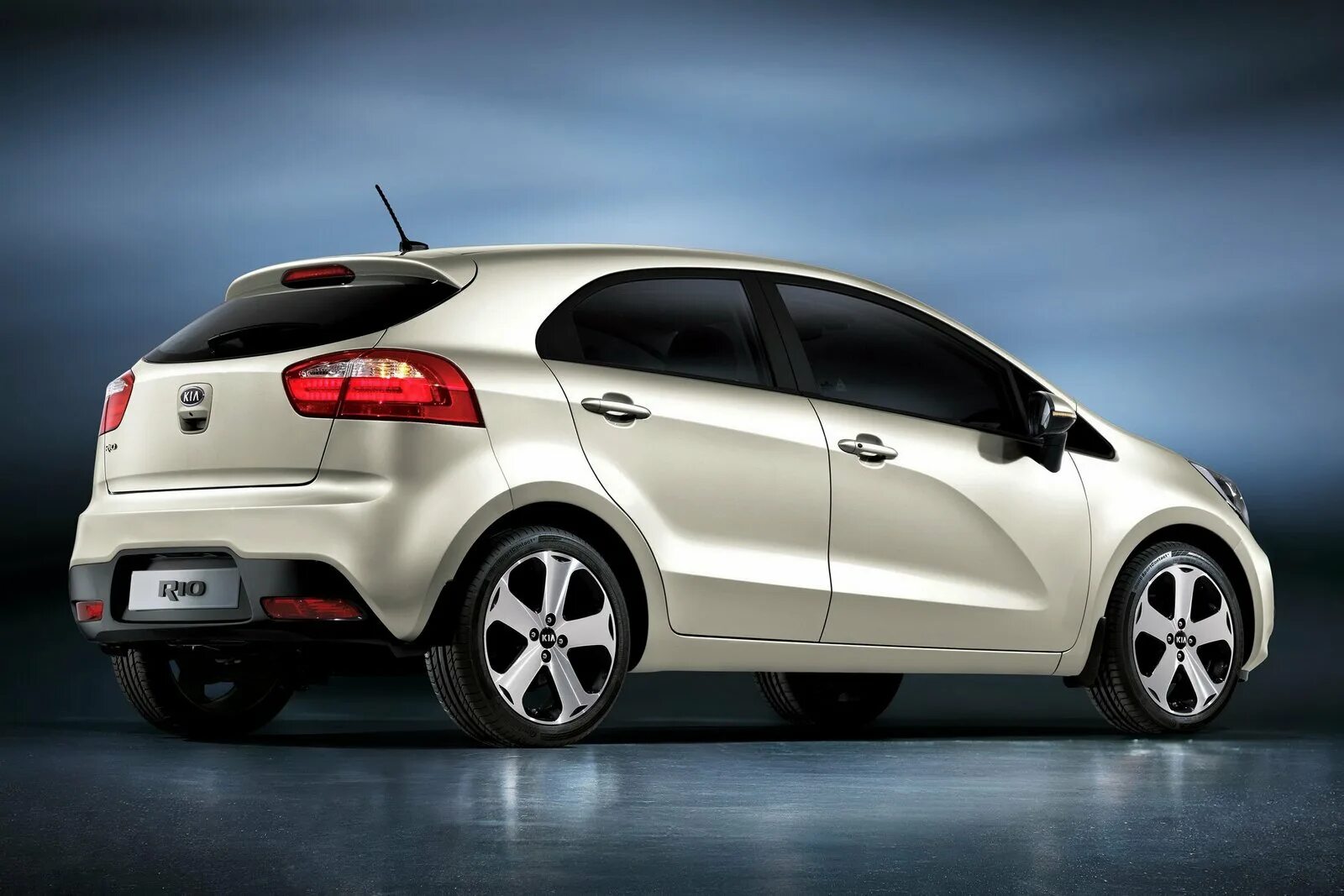 Kia Rio 2012. Киа Прайд 2010. Киа Рио хэтчбек 2012. Киа Рио хэтчбек 2013.