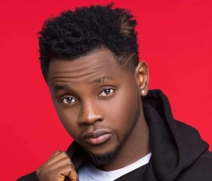 Kizz daniel. 2kizz лицо. 2kizz фото. kizz daniel sooner.