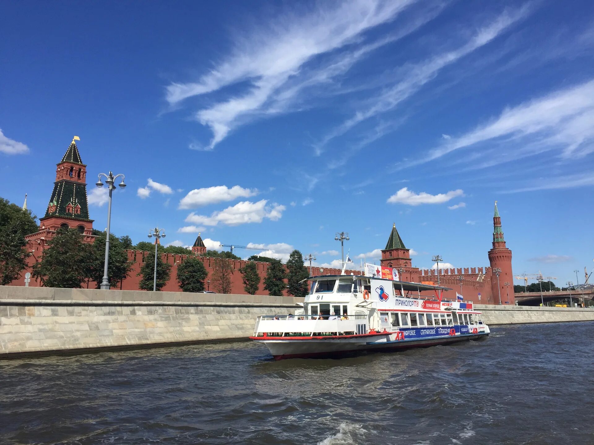 Покататься на трамвайчике в москве. Теплоход Москва река. Речной трамвайчик Рэдиссон. Теплоходная прогулка по Москве. Речные прогулки Москва.