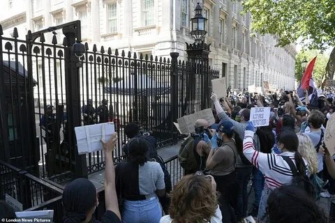 Шаман выступление перед посольством сша