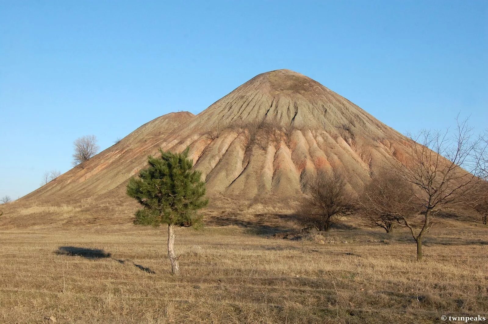Терриконы кузбасса угольные. Киселевск угольный разрез. Терриконы шахт кузбасса. Террикон гора шахты. Угольные терриконы воркуты.