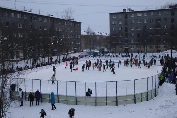 Каток кировский район. Кандалакша каток на Данилова. . Кандалакша, ул. Кировская 31. Открытый каток Торпедо Нефтекамск 2005. Дворец спорта каток Кандалакша.