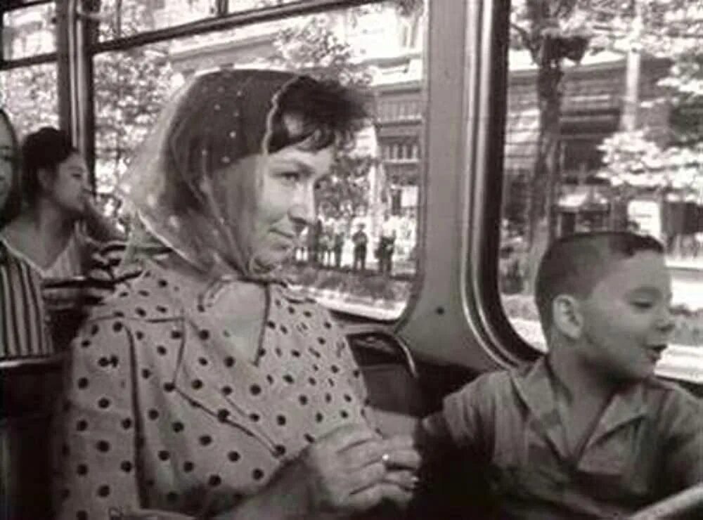 Троллейбус 1963. Первый троллейбус фильм 1963. первый троллейбус кононов. олег даль кинороли первый троллейбус. последний троллейбус фильм.