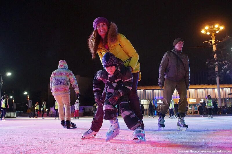 Корпоратив на вднх. Снежная королева илья авербух. Зимние забавы на льду. Каток на беговой. Авербух шоу морозко.