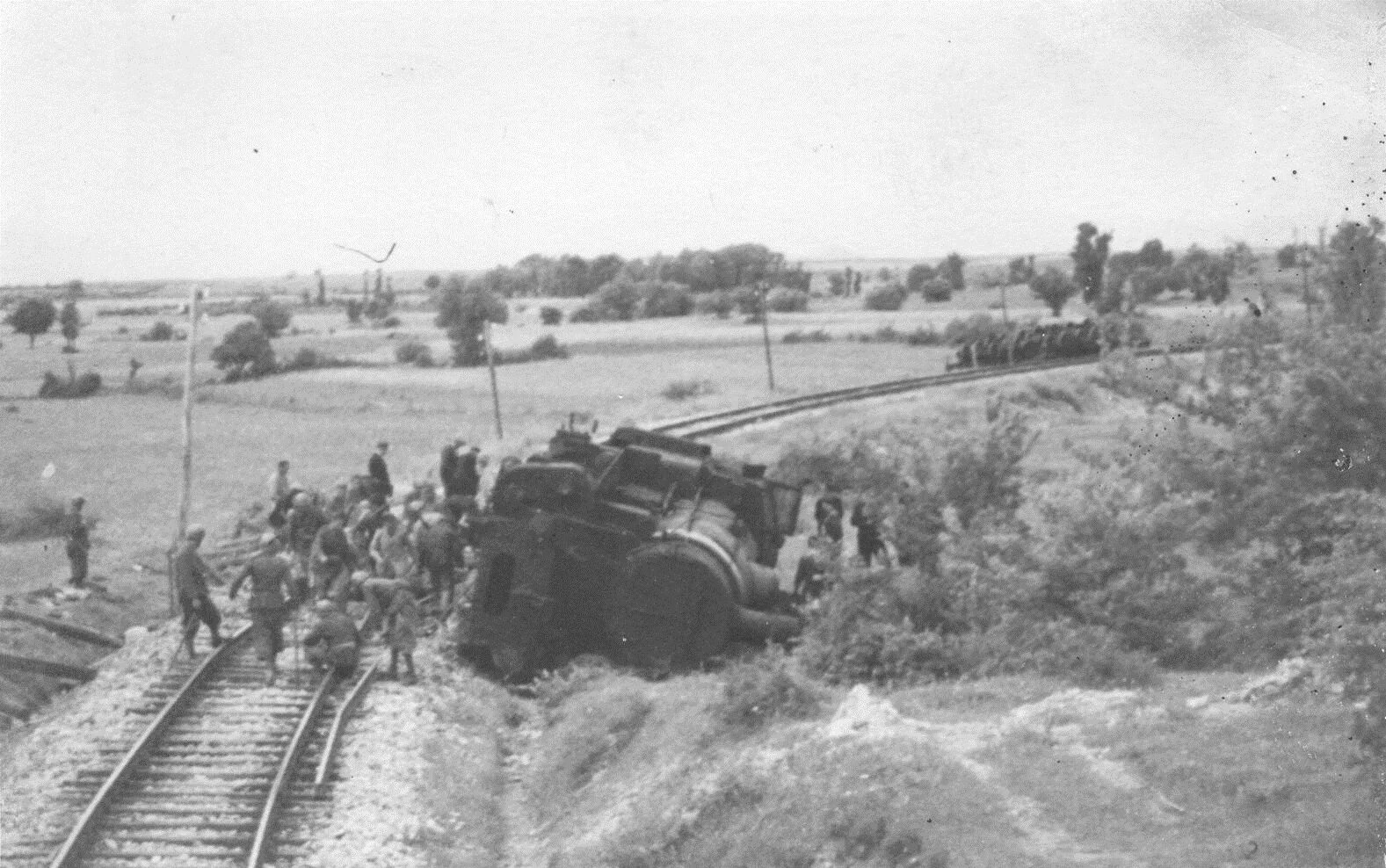 Партизаны пускали поезда под. Минское шоссе 1941. партизаны железная дорога 1941. партизаны поезд под откос. партизанская железная дорога.