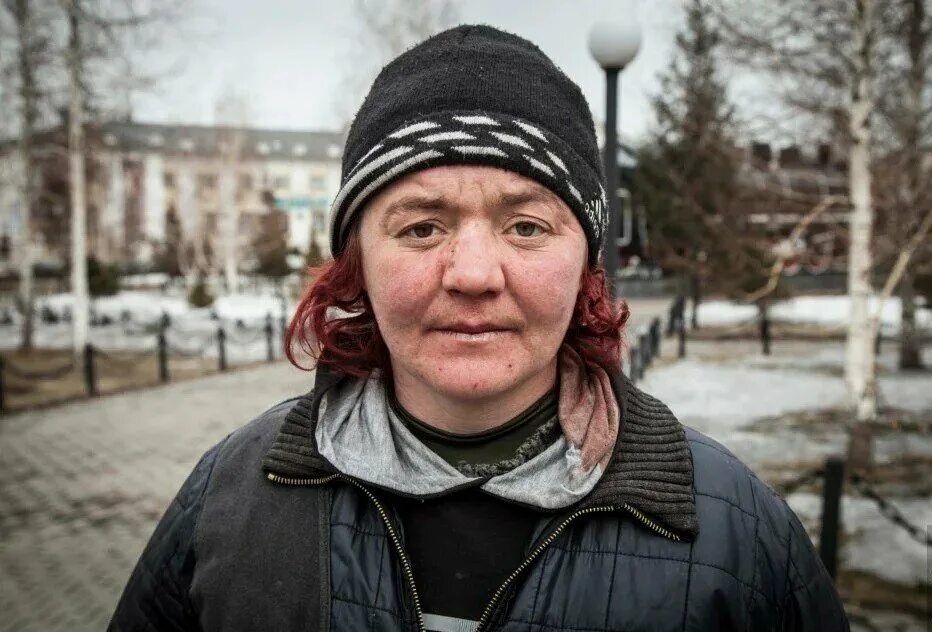 Женщина бомж бездомный. Две женщины алкоголики. Русский бомж женщина. Русский бомж женщина. Русский бомж женщина.