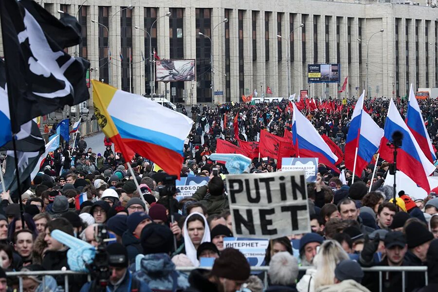 Протесты в Европе бело сине белый. Русский белый синий белый митинг в Москве. Бело сине белый флаг митинг. Изоляция России фото. Против изоляции