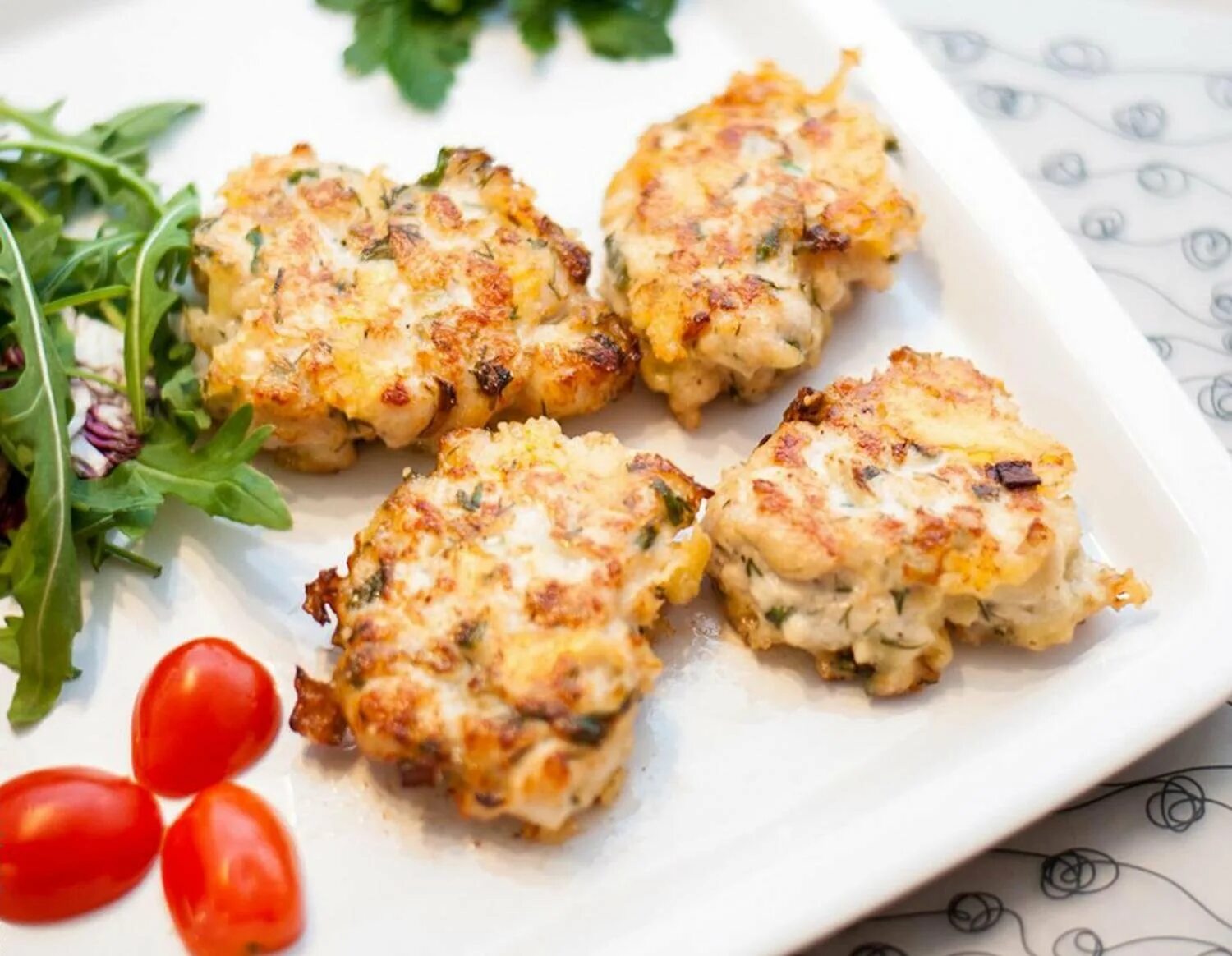 Приготовление котлет из куриного филе. Рубленые куриные котлетки из индейки. рубленые куриные котлетки из филе грудки. котлеты из куриного филе. куриные котлеты из куриного филе.